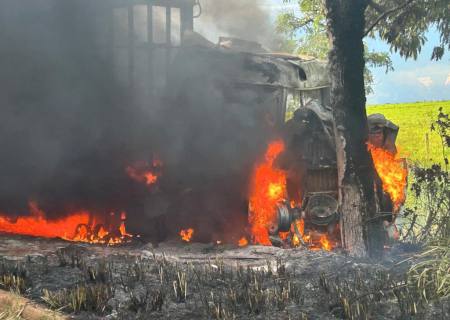 Carreta pega fogo após colisão com caminhonete na BR-267 entre Nova Alvorada do Sul e Nova Casa Verde